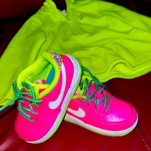 Nike Air Force 1 GS ‘Pink Blast Volt’ paired with Lime Green Gap Fleece size 3T